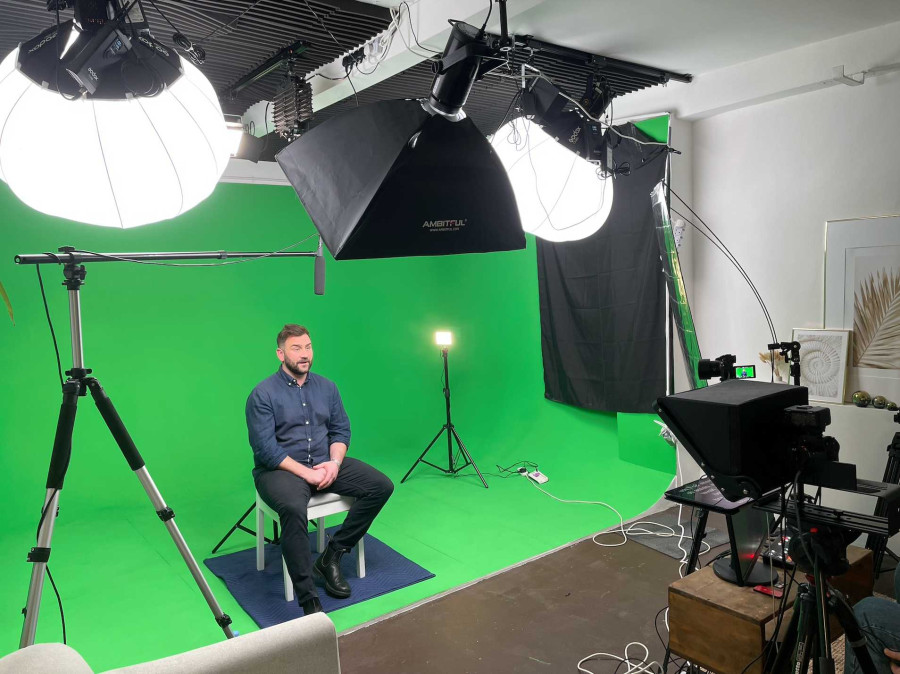 Leveraging Green Screen Technology for Dynamic Podcast Visuals: Exploring the Creative Possibilities with Green Screen Backgrounds